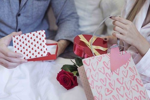 Los españoles, con pareja, gastarán una media de 105 euros en regalos en San Valentín